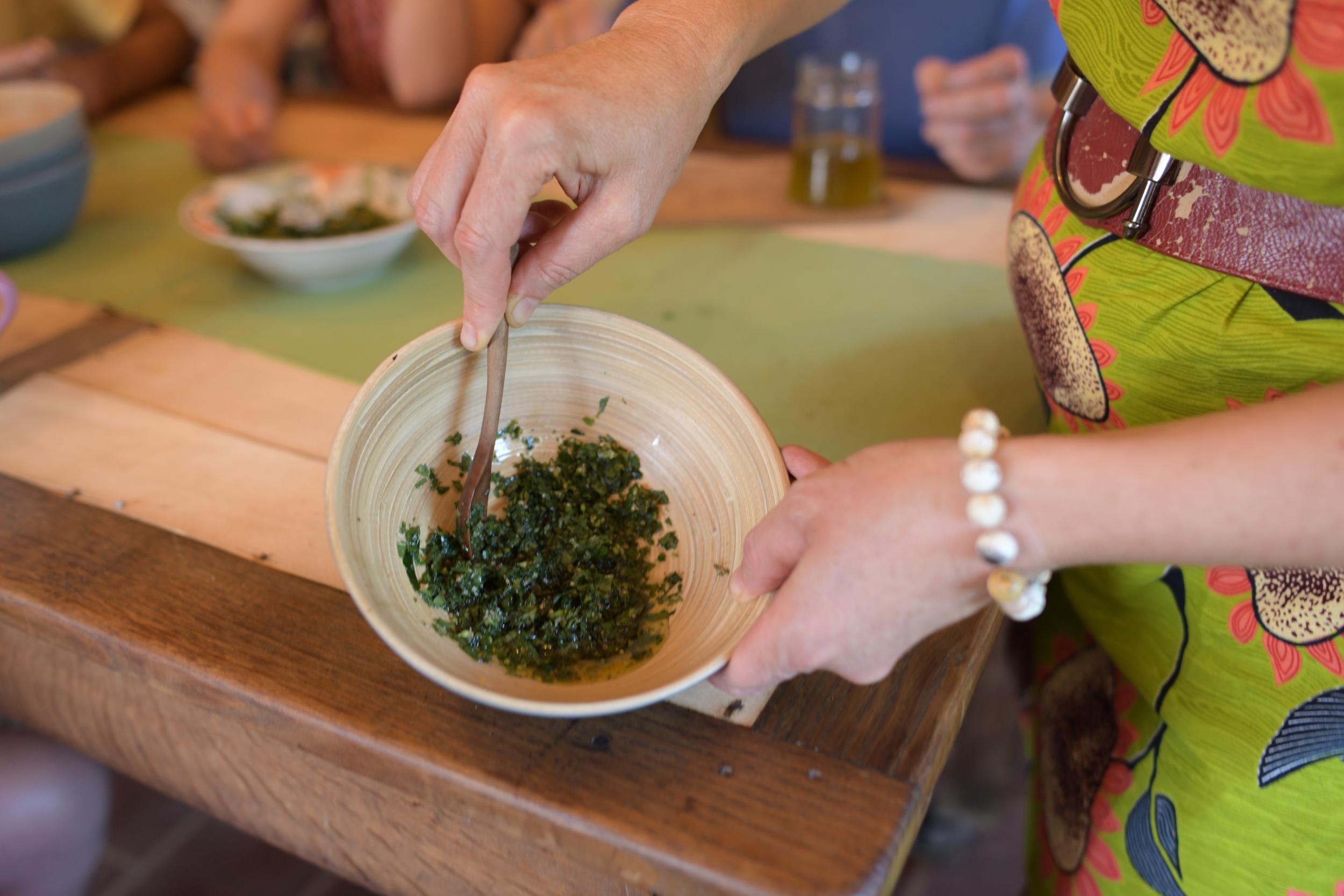 Découvrez les plantes sauvages comestibles en balade avec Isabelle - Image n°5 - Wecandoo
