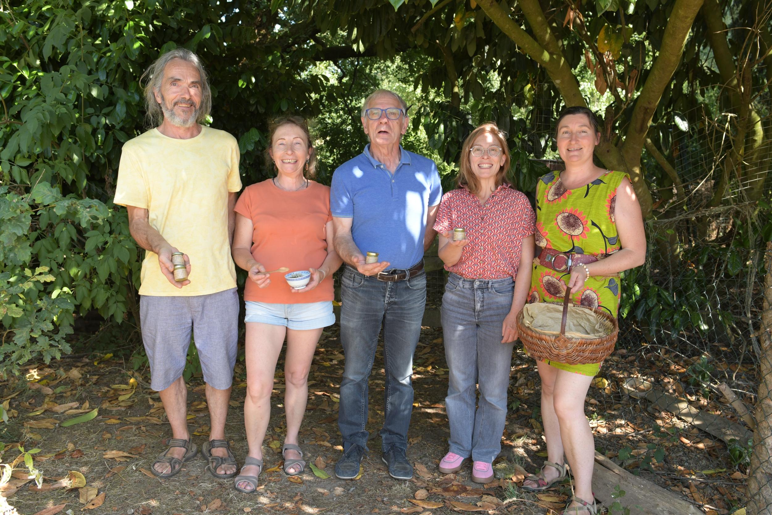 Découvrez les plantes sauvages comestibles en balade avec Isabelle - Image n°3 - Wecandoo