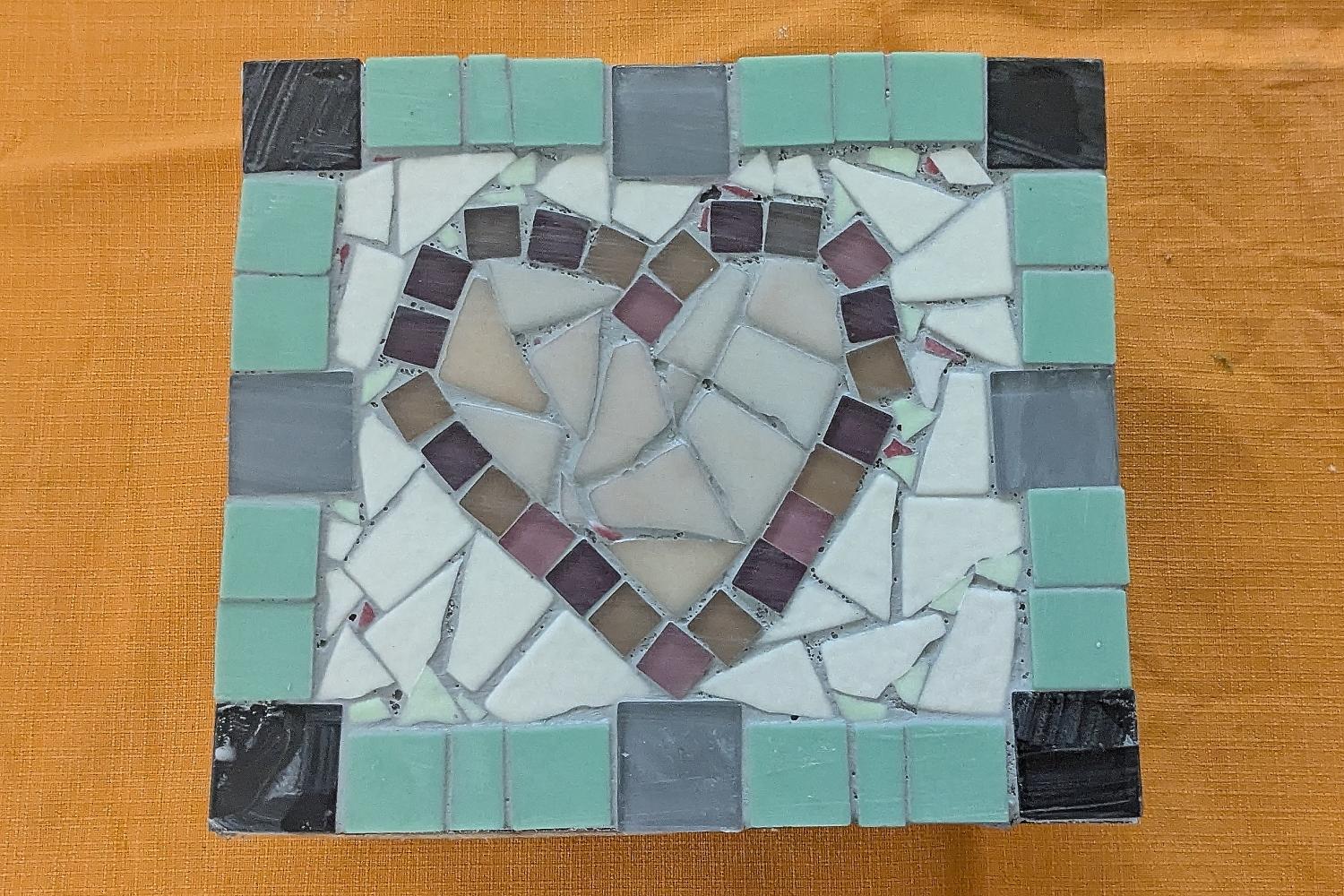 Réalisez votre miroir ou numéro de porte en mosaïque avec Émilie - Image n°2 - Wecandoo