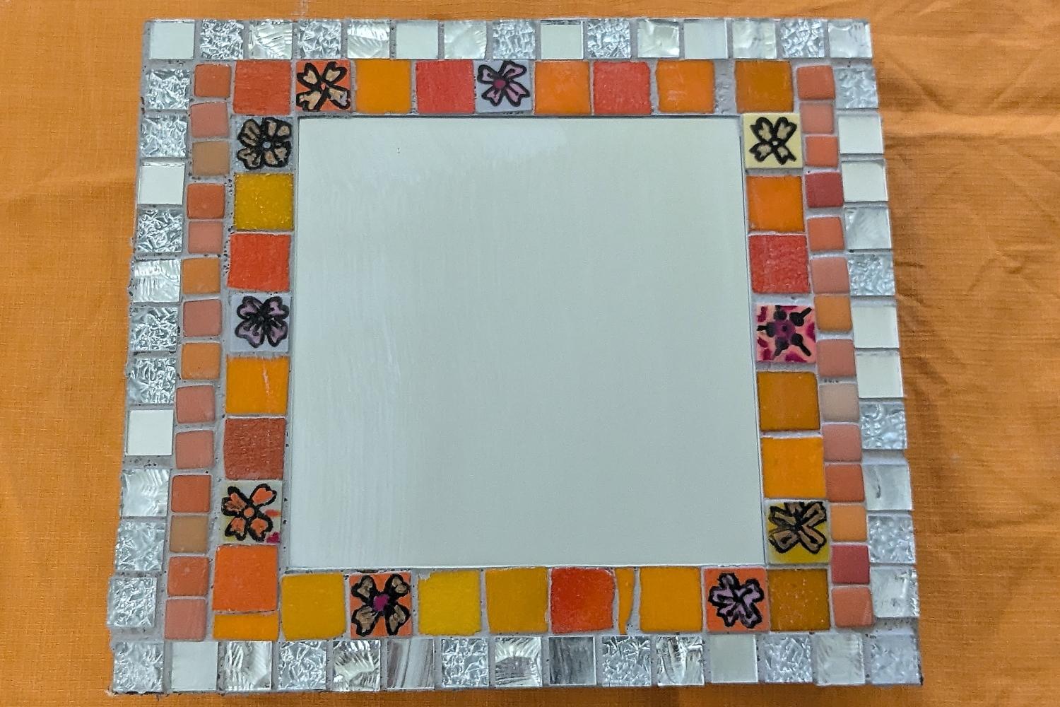 Réalisez votre miroir ou numéro de porte en mosaïque avec Émilie - Image n°1 - Wecandoo