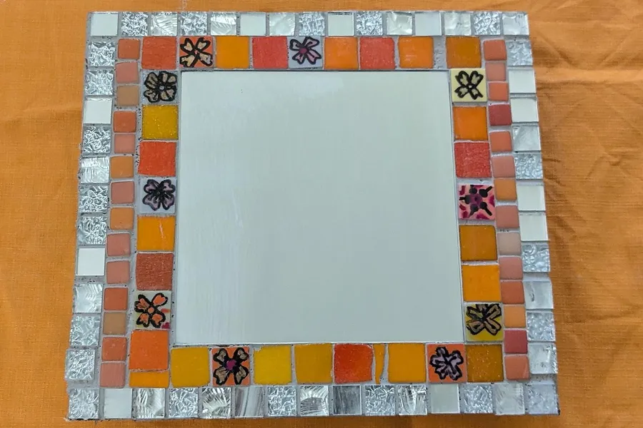 Réalisez votre miroir ou numéro de porte en mosaïque avec Émilie - Afbeelding nr. 1 - Wecandoo