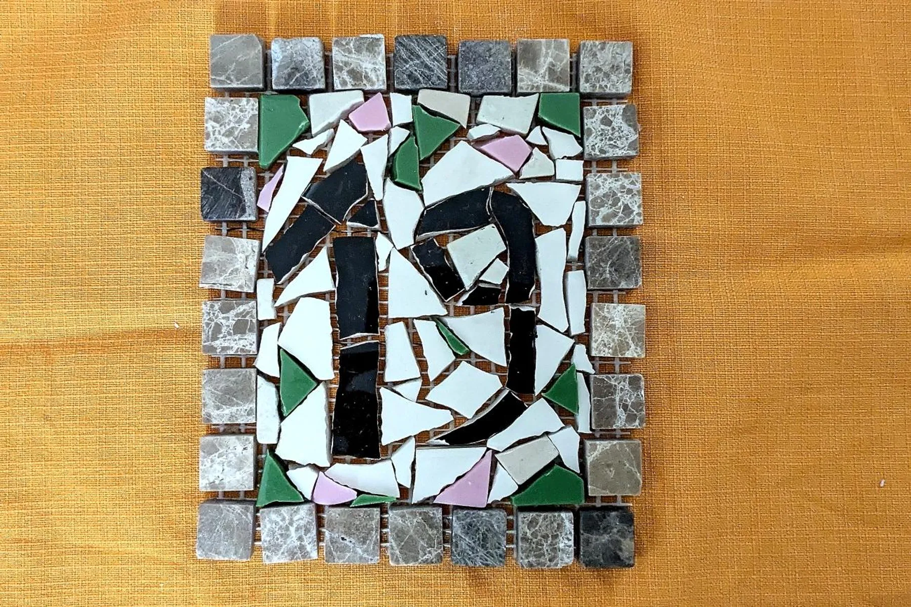 Réalisez votre miroir ou numéro de porte en mosaïque avec Émilie - Image n°5 - Wecandoo