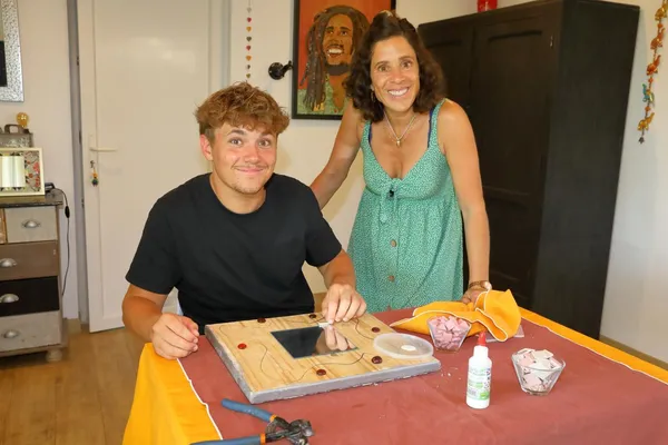 Réalisez votre grand miroir ou cadre photo en mosaïque sur une journée avec Émilie - Afbeelding nr. 3 - Wecandoo