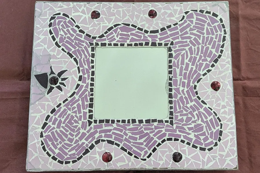 Réalisez votre grand miroir ou cadre photo en mosaïque sur une journée avec Émilie - Afbeelding nr. 1 - Wecandoo