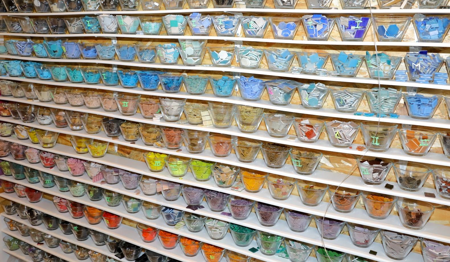 Réalisez votre grand miroir ou cadre photo en mosaïque sur une journée avec Émilie - Image n°6 - Wecandoo