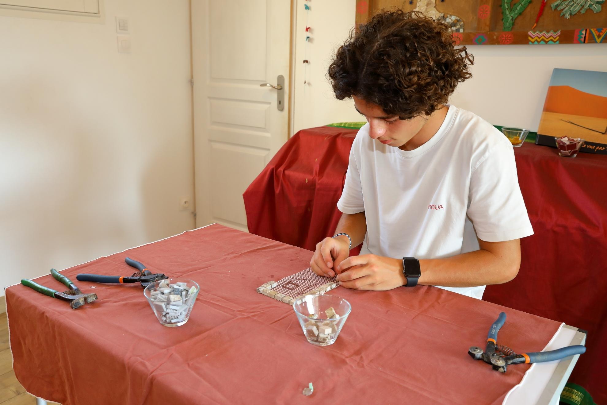 Réalisez votre miroir ou numéro de porte en mosaïque avec Émilie - Image n°6 - Wecandoo