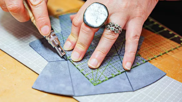 Réalisez votre petit sac cuir avec Nina - Image n°2 - Wecandoo