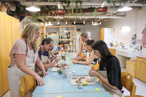 Créez votre plat décoré et une tasse avec Elsa et Ève - Image n°3 - Wecandoo