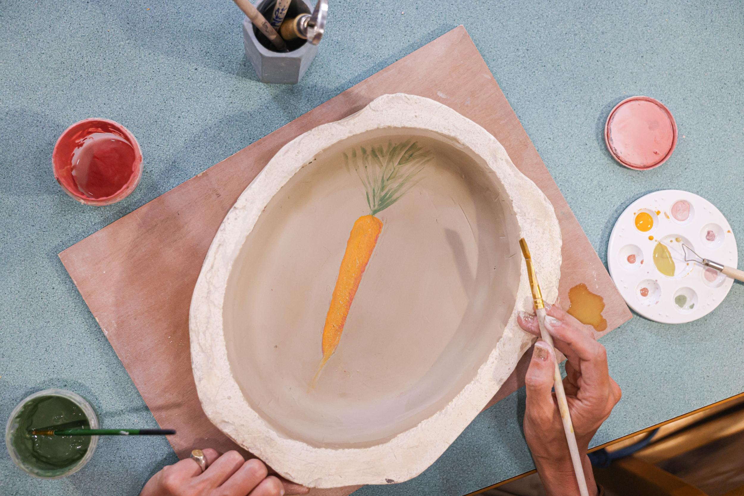 Créez votre plat décoré et une tasse avec Elsa et Ève - Image n°1 - Wecandoo