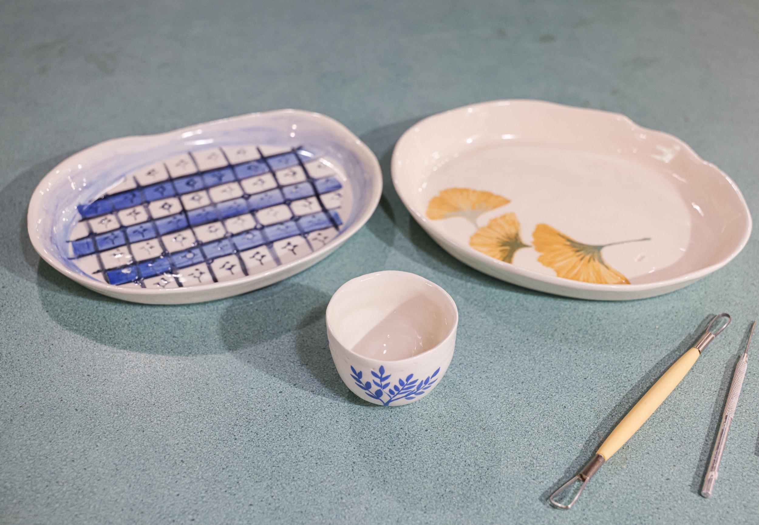 Créez votre plat décoré et une tasse avec Elsa et Ève - Image n°4 - Wecandoo