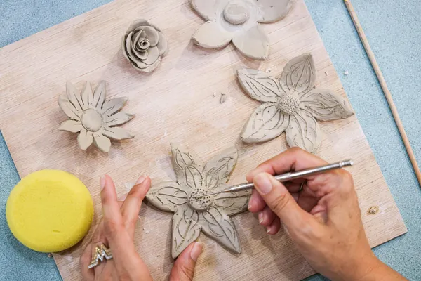 Créez votre bouquet de fleurs en argile avec Elsa et Ève - Image n°1 - Wecandoo