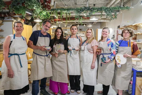 Créez votre bouquet de fleurs en argile avec Elsa et Ève - Image n°2 - Wecandoo