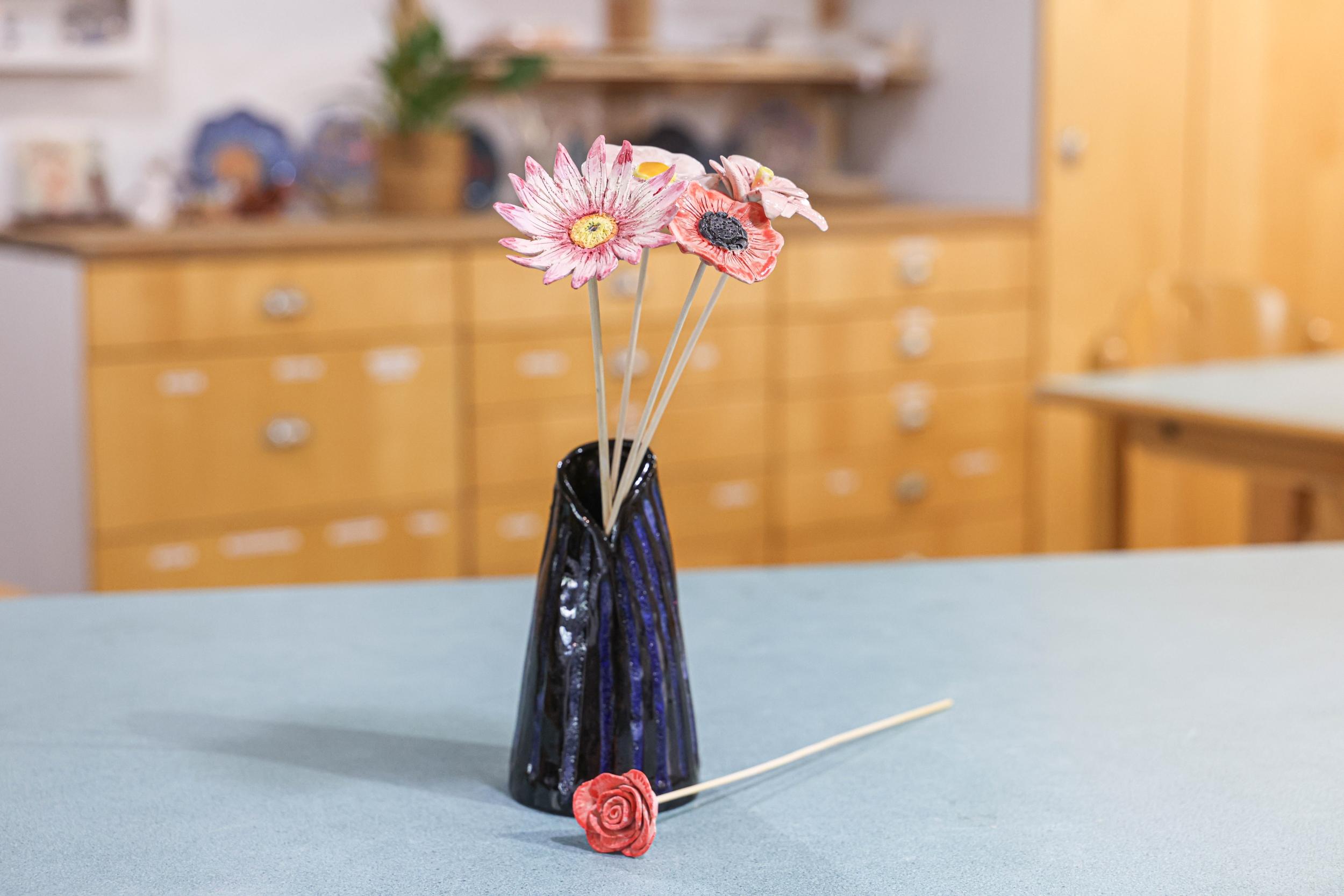 Créez votre bouquet de fleurs en argile avec Elsa et Ève - Image n°4 - Wecandoo