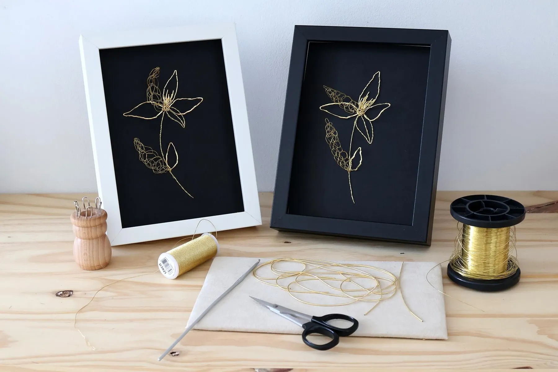 Brodez un tableau floral en fil d’or sur papier avec Marie - Afbeelding nr. 1 - Wecandoo