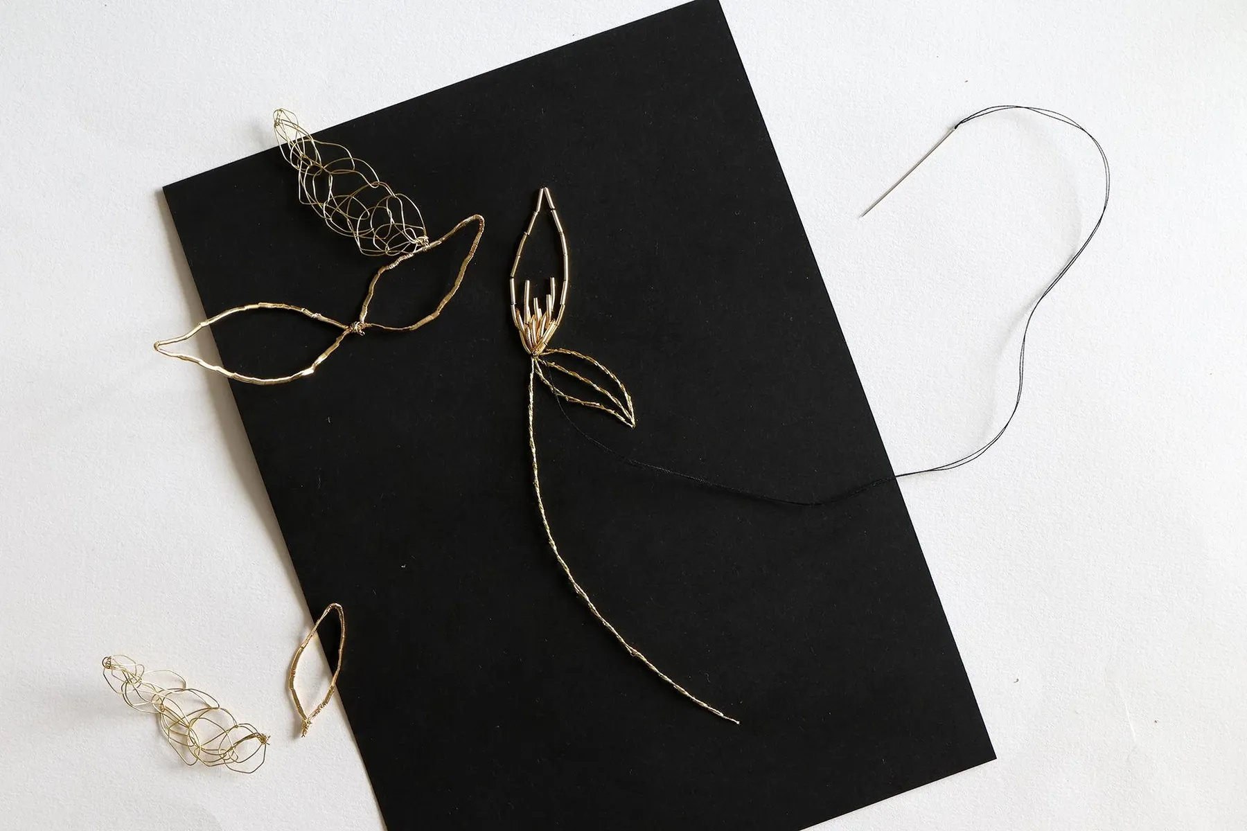 Brodez un tableau floral en fil d’or sur papier avec Marie - Afbeelding nr. 3 - Wecandoo