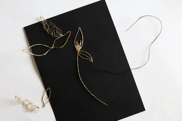 Brodez un tableau floral en fil d’or sur papier avec Marie - Image n°3 - Wecandoo