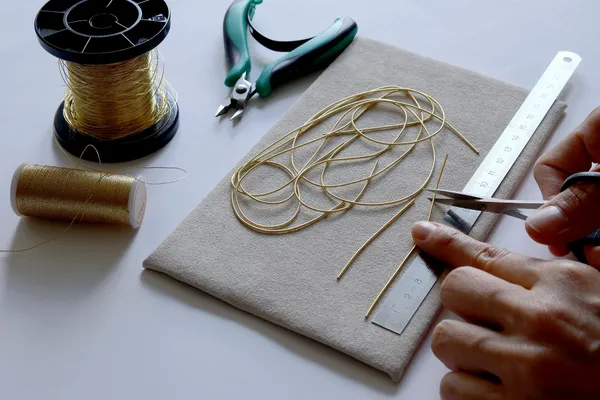 Brodez un tableau floral en fil d’or sur papier avec Marie - Image n°4 - Wecandoo