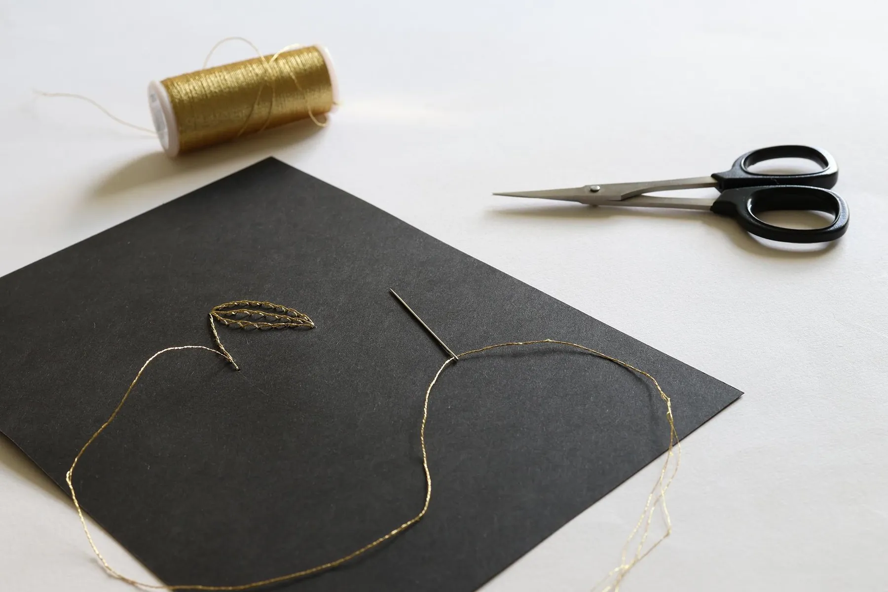 Brodez un tableau floral en fil d’or sur papier avec Marie - Afbeelding nr. 5 - Wecandoo