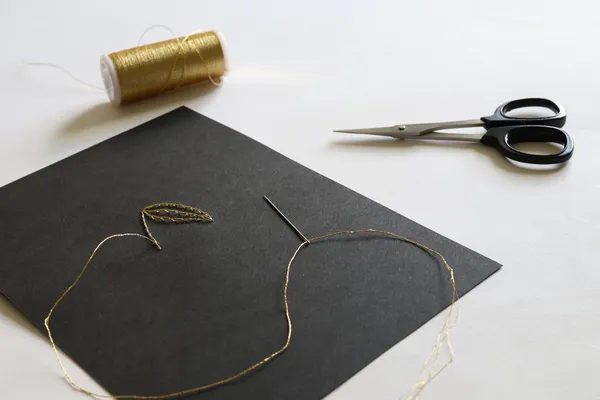 Brodez un tableau floral en fil d’or sur papier avec Marie - Image n°5 - Wecandoo