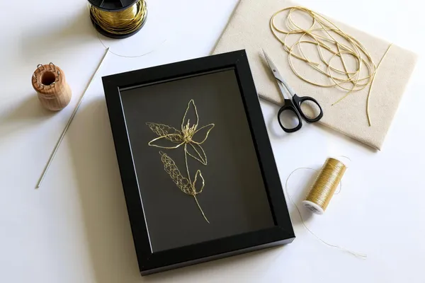 Brodez un tableau floral en fil d’or sur papier