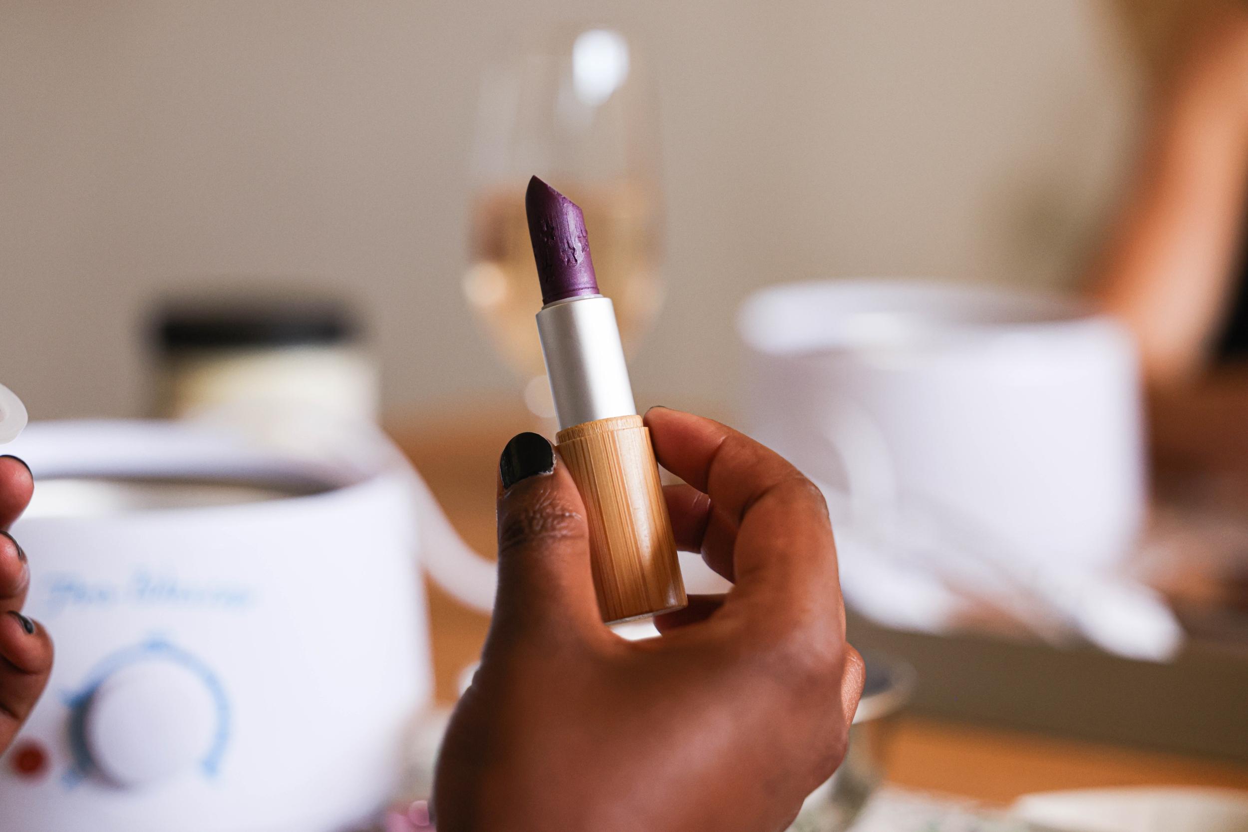 Créez votre rouge à lèvres nourrissant