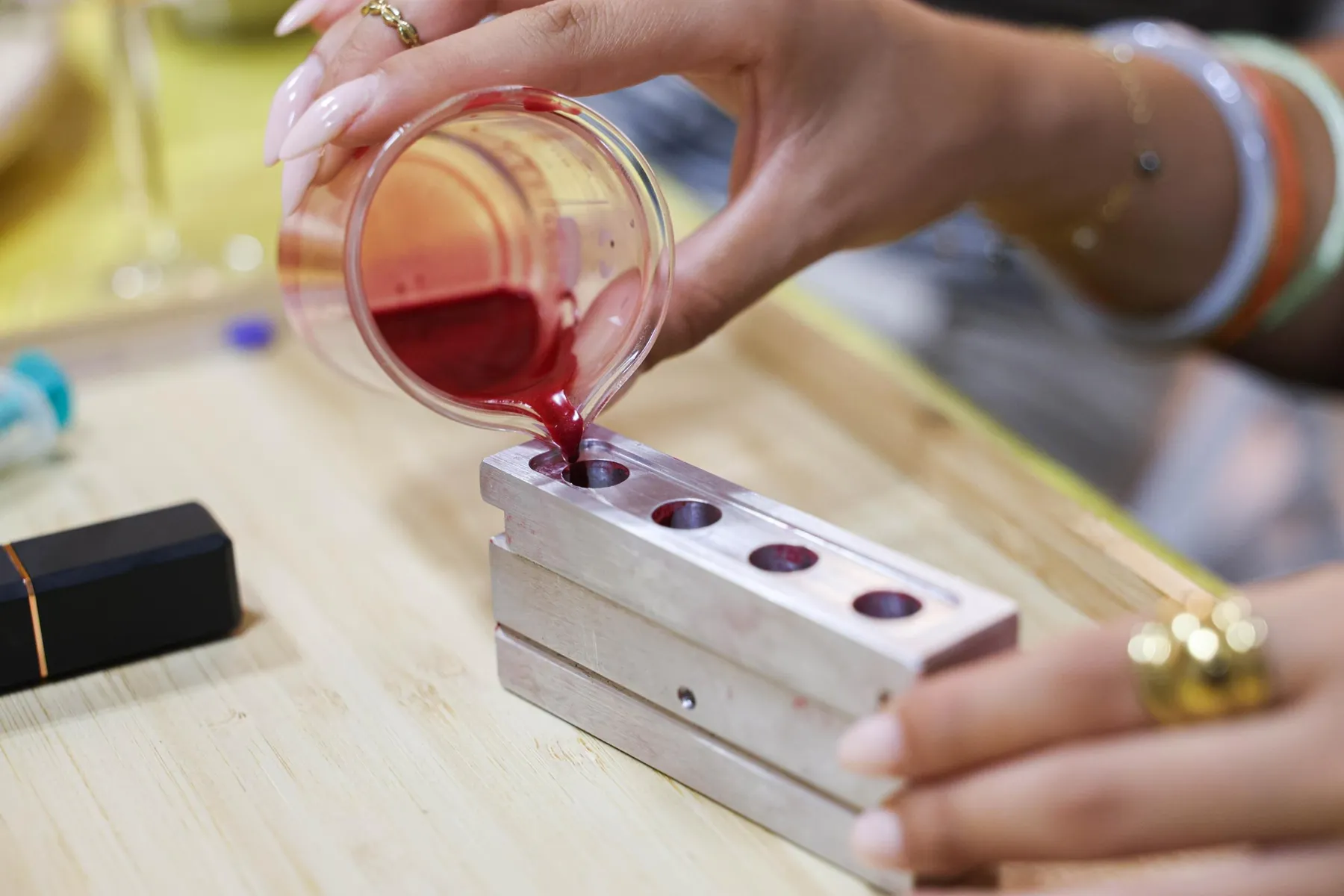 Réalisez votre rouge à lèvres et votre blush autour d'un apéro avec Jihane - Image n°2 - Wecandoo