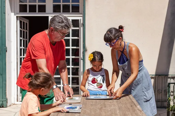 Réalisez vos cyanotypes en duo avec votre enfant, accompagnés de Pauline - Image n°3 - Wecandoo