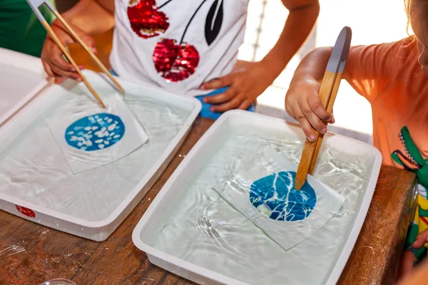 Réalisez vos cyanotypes en duo avec votre enfant