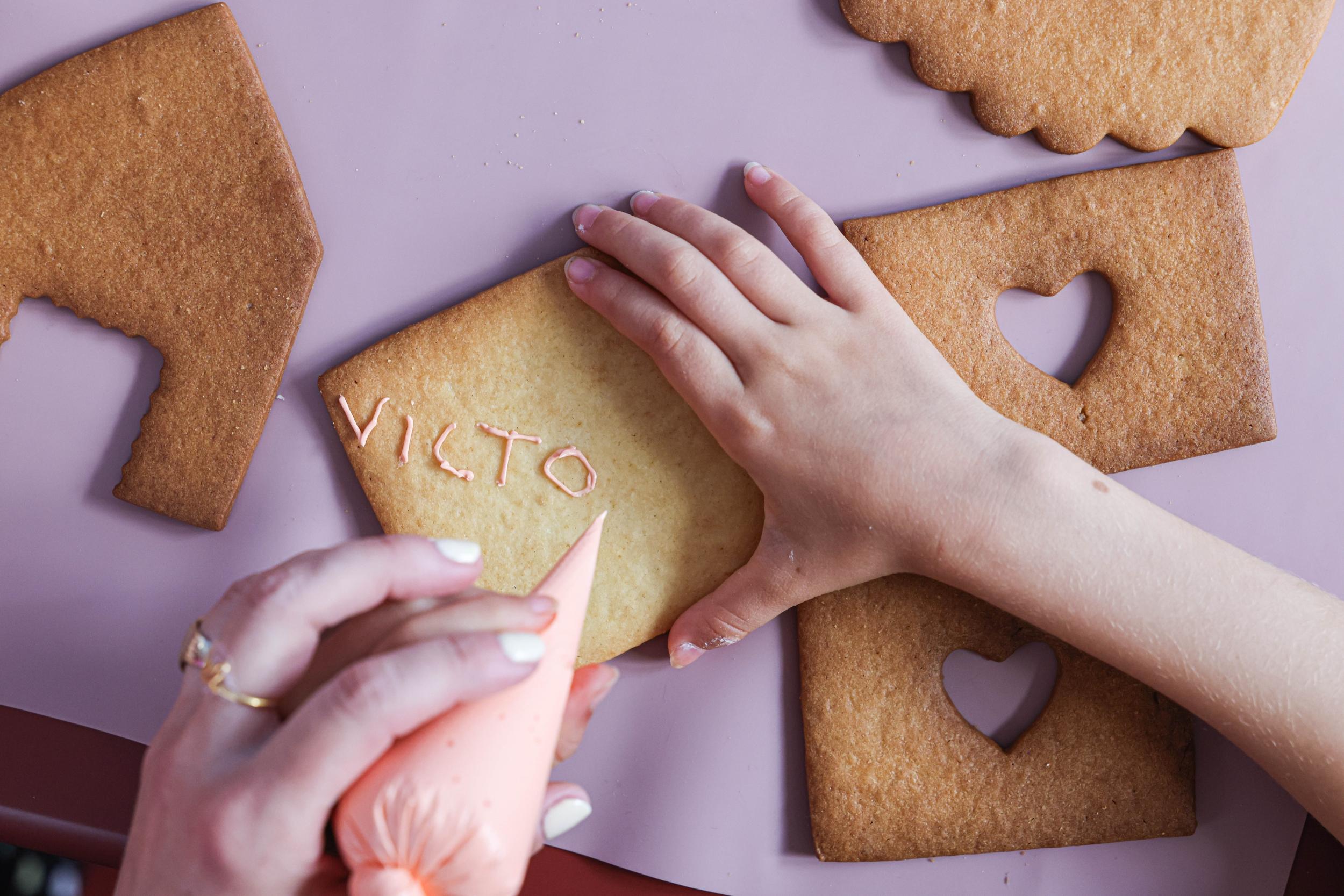 Décorez votre maison en biscuit en duo avec votre enfant accompagnés par Virginie - Image n°10 - Wecandoo