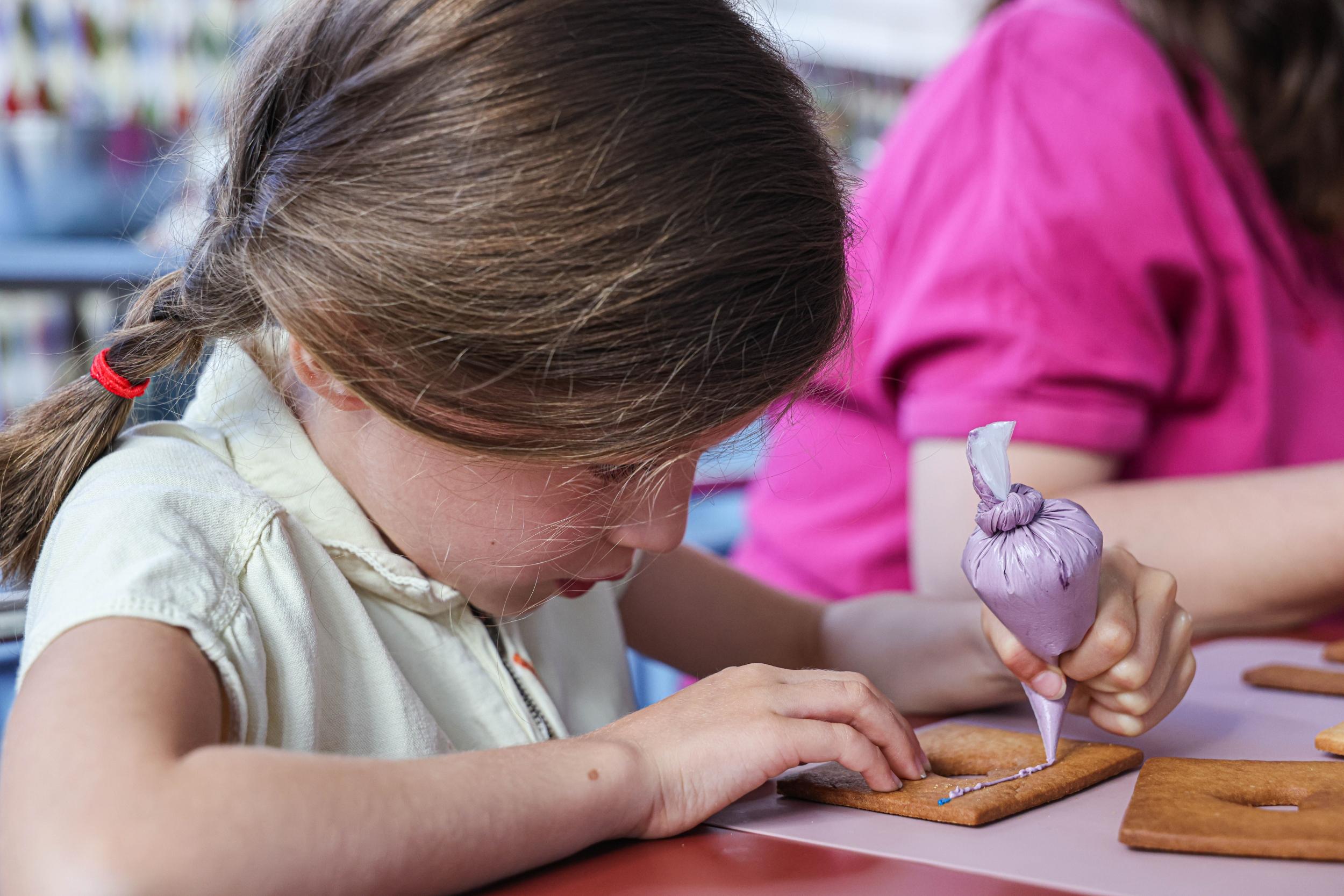 Décorez votre maison en biscuit en duo avec votre enfant accompagnés par Virginie - Image n°11 - Wecandoo