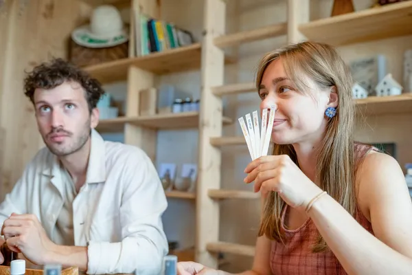 Créez votre parfum 100% naturel à partir d’huiles essentielles bio avec Chloé - Image n°3 - Wecandoo