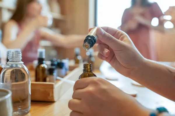 Créez votre parfum 100% naturel à partir d’huiles essentielles bio avec Chloé - Image n°1 - Wecandoo