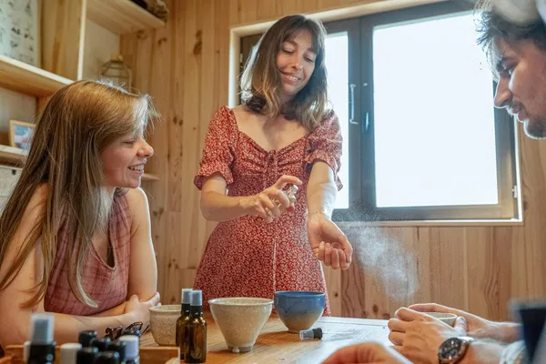 Créez votre parfum 100% naturel à partir d’huiles essentielles bio avec Chloé - Image n°2 - Wecandoo