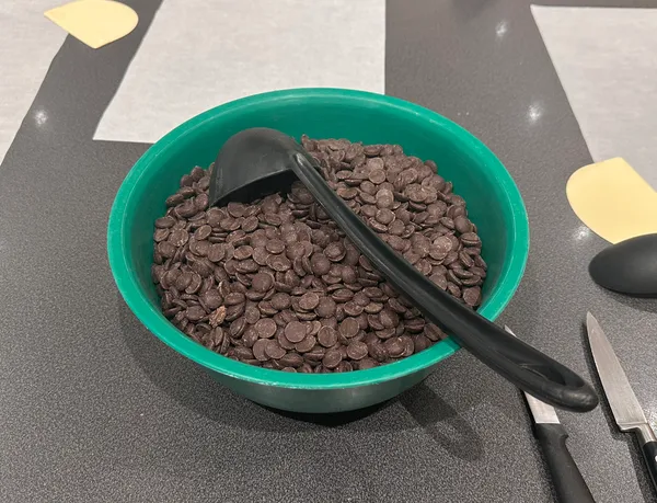 Fabriquez et décorez vos tablettes de chocolat avec Pierre, Sandrine et leur équipe - Image n°2 - Wecandoo