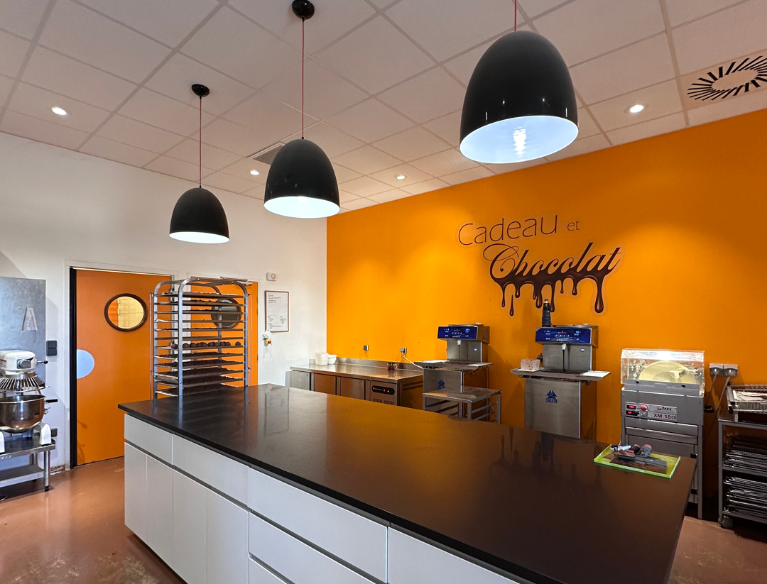 Confectionnez et décorez votre création en chocolat avec Pierre, Sandrine et leur équipe - Image n°7 - Wecandoo