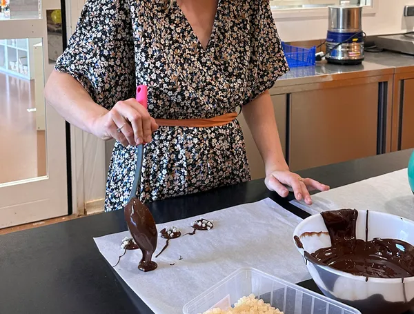 Confectionnez des décors en chocolat avec Pierre, Sandrine et leur équipe - Image n°3 - Wecandoo
