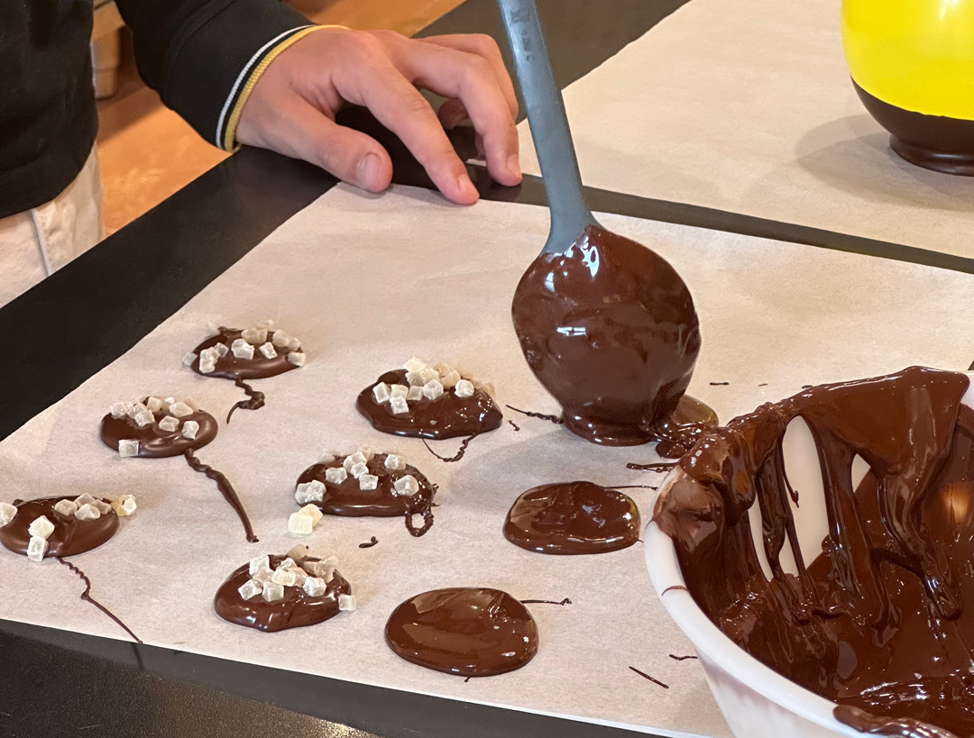 Confectionnez et décorez votre création en chocolat avec Pierre, Sandrine et leur équipe - Image n°2 - Wecandoo