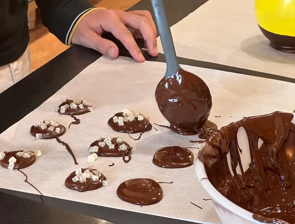 Confectionnez des décors en chocolat avec Pierre, Sandrine et leur équipe - Image n°2 - Wecandoo
