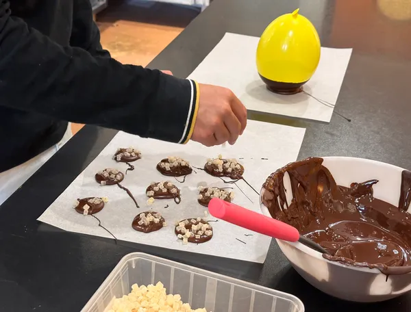 Confectionnez des décors en chocolat avec Pierre, Sandrine et leur équipe - Image n°4 - Wecandoo