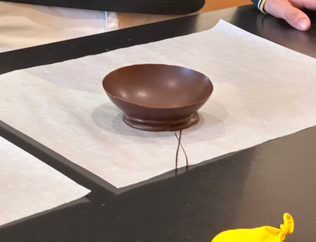 Confectionnez et décorez votre création en chocolat avec Pierre, Sandrine et leur équipe - Image n°6 - Wecandoo