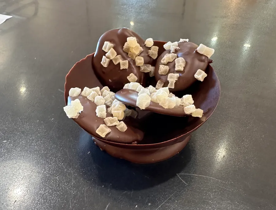 Confectionnez des décors en chocolat avec Pierre, Sandrine et leur équipe - Image n°1 - Wecandoo