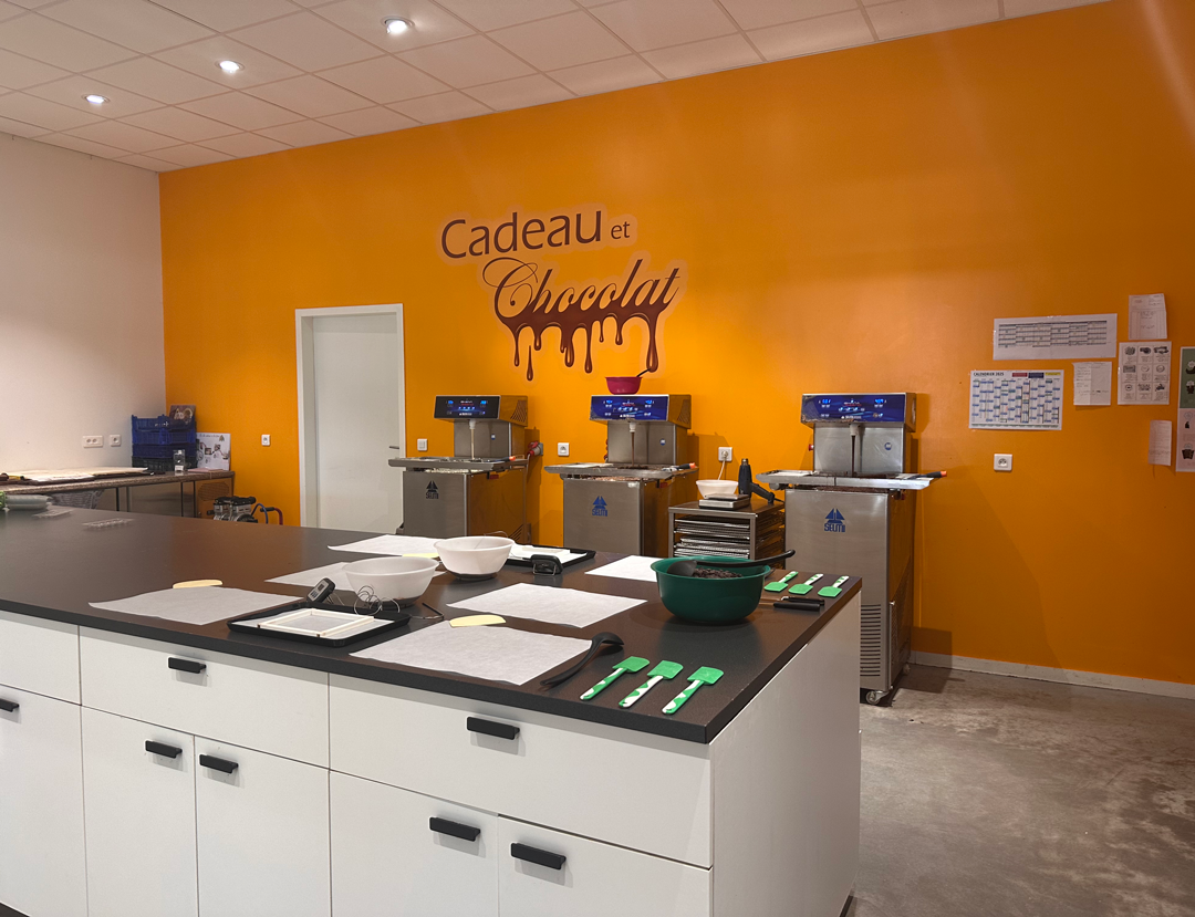 Confectionnez vos chocolats enrobés de praliné avec Pierre, Sandrine et leur équipe - Image n°7 - Wecandoo