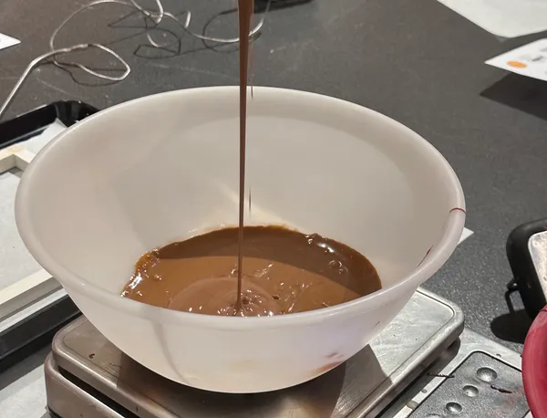 Confectionnez vos chocolats enrobés au praliné avec Pierre, Sandrine et leur équipe - Image n°2 - Wecandoo