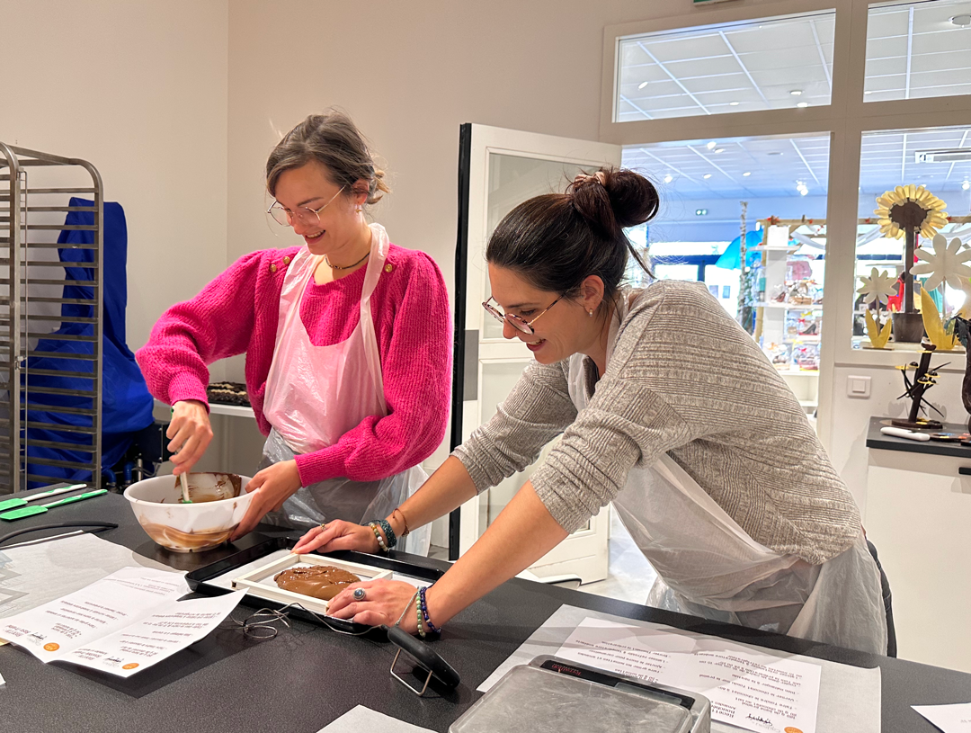 Confectionnez vos chocolats enrobés de praliné avec Pierre, Sandrine et leur équipe - Image n°4 - Wecandoo