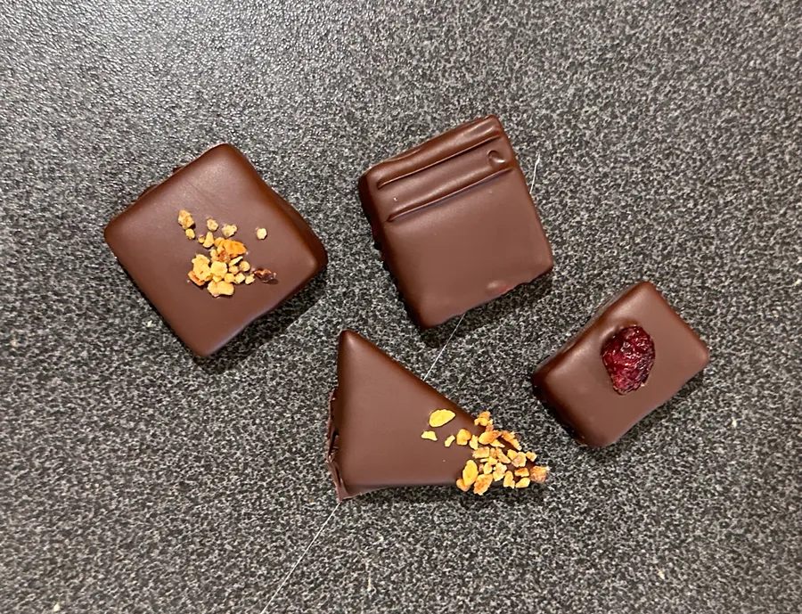 Confectionnez vos chocolats enrobés au praliné avec Pierre, Sandrine et leur équipe - Image n°1 - Wecandoo