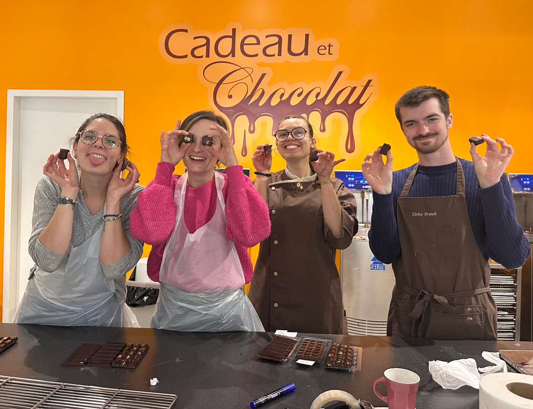 Confectionnez vos chocolats enrobés de praliné avec Pierre, Sandrine et leur équipe - Image n°5 - Wecandoo