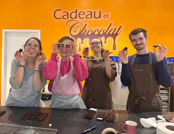 Confectionnez vos chocolats enrobés au praliné avec Pierre, Sandrine et leur équipe - Image n°5 - Wecandoo