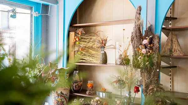 Réalisez votre cloche de fleurs séchées avec Sylvie - Image n°2 - Wecandoo