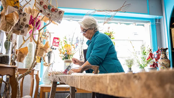 Réalisez votre cloche de fleurs séchées avec Sylvie - Image n°4 - Wecandoo