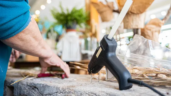 Réalisez votre cloche de fleurs séchées avec Sylvie - Image n°5 - Wecandoo